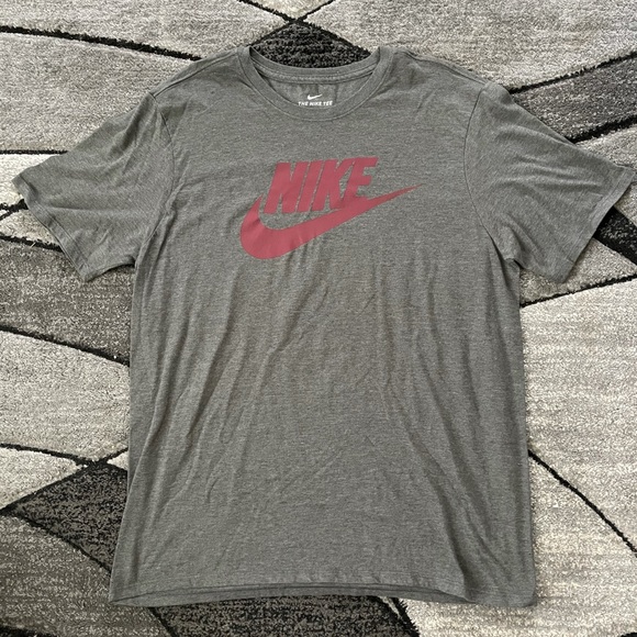 🛍 2/$20 Nike Graphic Tee - Picture 1 of 2